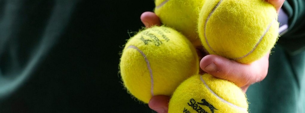 Sechs Tennisb&auml;lle kursieren in den Matches auf einem Platz - sei es im Ballwechsel, in der Hosentasche eines Spielers oder den H&auml;nden der Ballkinder. - &copy; Kirsty Wigglesworth/AP/dpa