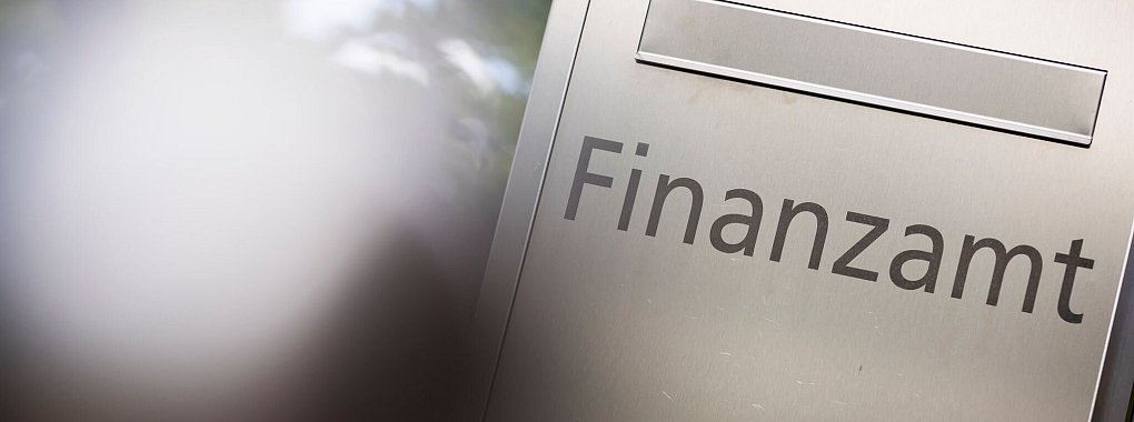 Die Bearbeitungszeit für Steuererklärungen variiert stark zwischen den Bundesländern: Eine frühzeitige Abgabe und eine elektronische Einreichung beschleunigen den Prozess. - © Christoph Soeder/dpa/dpa-tmn