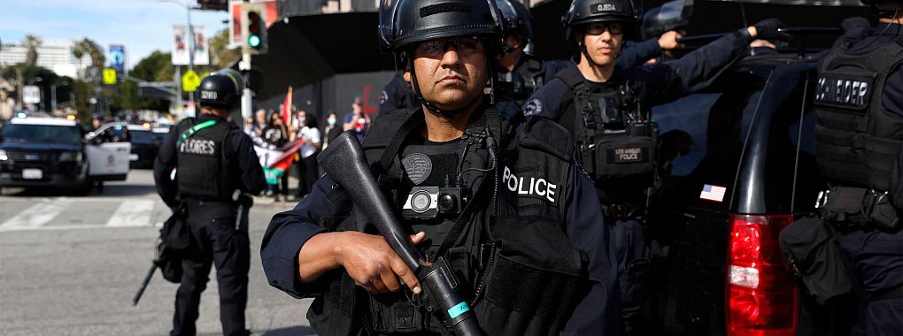 Hunderte von Menschen demonstrierten in der N&auml;he der Oscar-Gala f&uuml;r eine Waffenruhe im Gazastreifen. - &copy; Etienne Laurent/AP/dpa