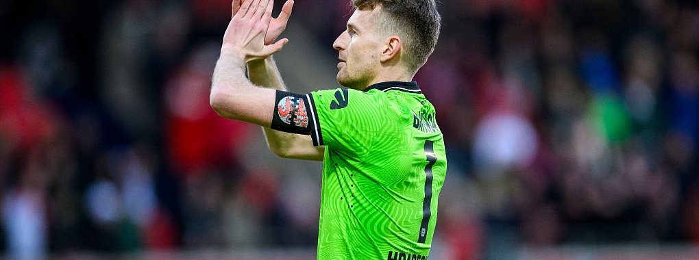 Leverkusens Torwart Lukas Hradecky bedankt sich nach dem Spiel bei den Fans. - © Tom Weller/dpa