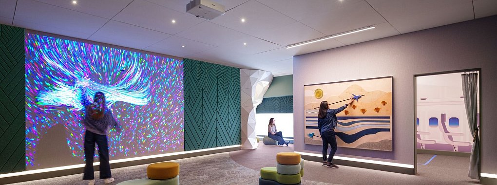Neurodiversität im Fokus: Der neue sensorische Raum am Flughafen San Francisco bietet eine «Calming/Soothing Area» und eine Darstellung des Flugzeuginneren, um neurodiversen Reisenden den Übergang in die Flugumgebung zu erleichtern. - © Jason O\\\'Rear/dpa-tmn