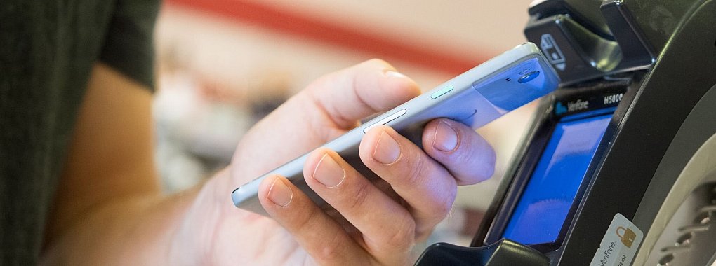 Im Vorbeigehen: Wer mit dem Smartphone Einkäufe zahlt, muss nicht nach Münzen oder Karten kramen. - © Franziska Gabbert/dpa-tmn