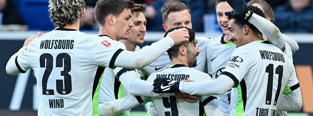 Torschütze zum 1:0 für Wolfsburg: Mohamed Amoura (M.) - © Uwe Anspach/dpa