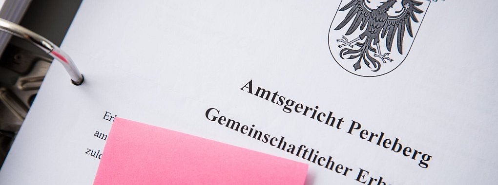 Jemanden komplett vom Erbe ausschließen? Bei nahen Angehörigen geht das nicht so einfach - ihnen steht zumindest ein Pflichtteil zu. - © Christin Klose/dpa-tmn
