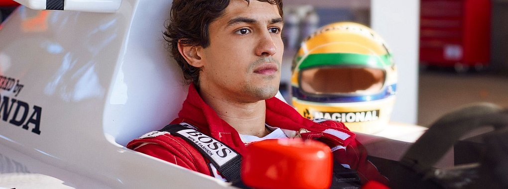 Gabriel Leone als Ayrton Senna (1960-1994) in einer Szene der Netflix-Serie «Senna», die das Leben des berühmten Rennfahrers nachzeichnet. - © ---/Netflix/dpa