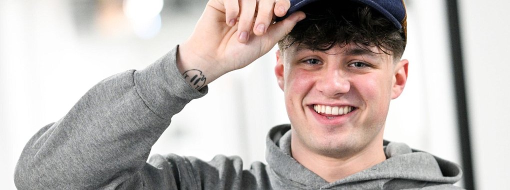 Lukas White ist in einem kleinen Ortsteil in Sachsen-Anhalt aufgewachsen. Heute lebt er in Berlin. - © Jens Kalaene/dpa