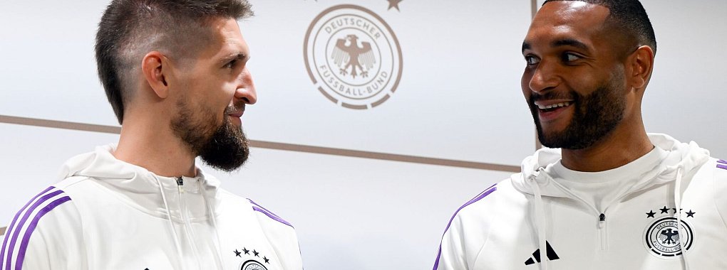 Robert Andrich (l) und Jonathan Tah bei der Pressekonferenz in Blankenhain. - &copy; Federico Gambarini/dpa
