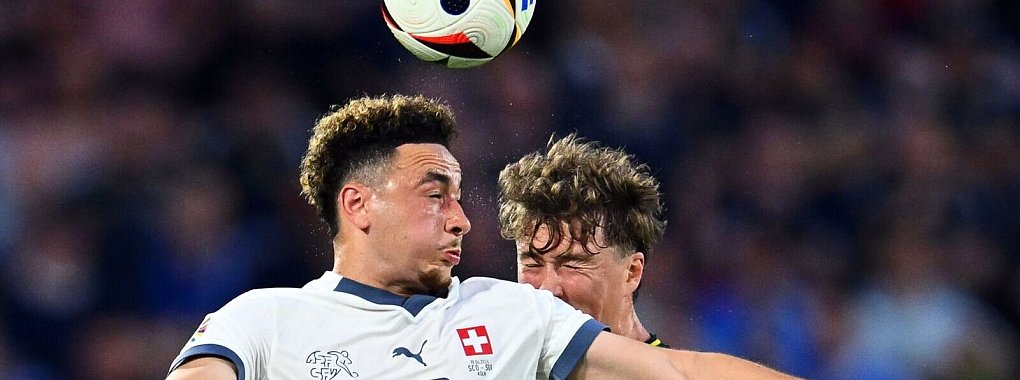 Der Schweizer Ruben Vargas (l) und Schottlands Jack Hendry liefern sich ein Kopfballduell. - &copy; Marius Becker/dpa