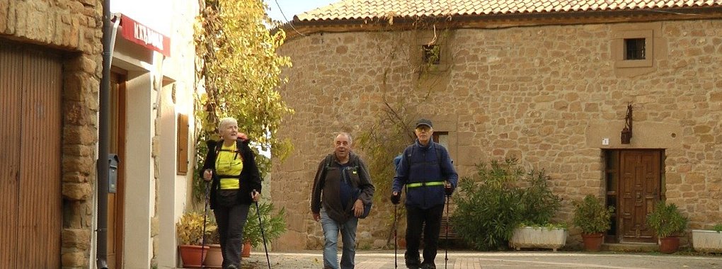 Wie ausgestorben: Gudrun Reimann, Helmut Schilling und Herbert Stolze durchwandern in der Nebensaison ein fast menschenleeres Dorf. - &copy; Helmut Schilling