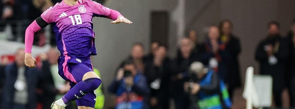 Maximilian Mittelstädt jubelt nach seinem Premierentreffer im DFB-Trikot. - © Christian Charisius/dpa