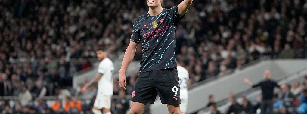 Erling Haaland feiert den ersten seiner beiden Treffer gegen die Tottenham Hotspur. - &copy; Kin Cheung/AP/dpa