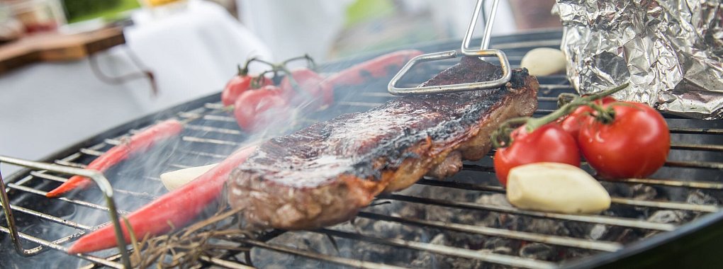 Den glühenden Grill in geschlossene Räume zu verlegen, ist sehr gefährlich. - © Christin Klose/dpa Themendienst/dpa-tmn