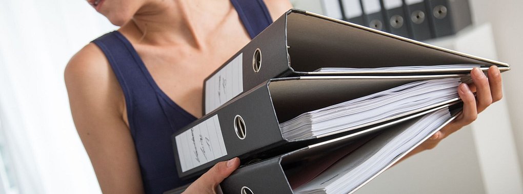 Die Ordnungsexpertin r&auml;t: Lieber einscannen und nur die wichtigen Dokumente auch in Papierform behalten. - &copy; Christin Klose/dpa-tmn/dpa