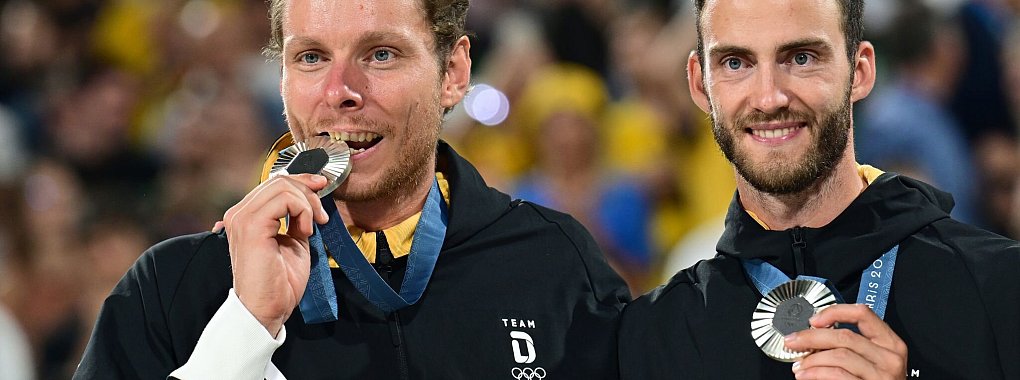 Silber ist der größte Erfolg ihrer Karriere: Nils Ehlers (l.) und Clemens Wickler. - © Sina Schuldt/dpa