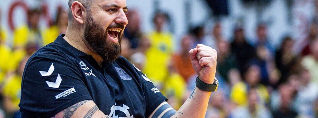 Freut sich &uuml;ber eine weitere Au&szlig;enangreiferin in seinem Team: Stuttgarts Cheftrainer Konstantin Bitter. - &copy; Jens B&uuml;ttner/dpa