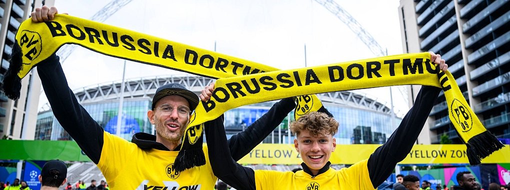 Zwei Fans von Borussia Dortmund stehen mit einem BVB-Fan-Schal vor dem Wembley-Stadion. - &copy; Tom Weller/dpa