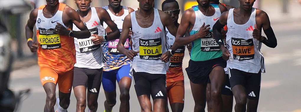 Der Deutsche Amanal Petros (rechts hinten) lief lange in der Spitzengruppe beim London-Marathon mit. - © Yui Mok/PA/AP/dpa