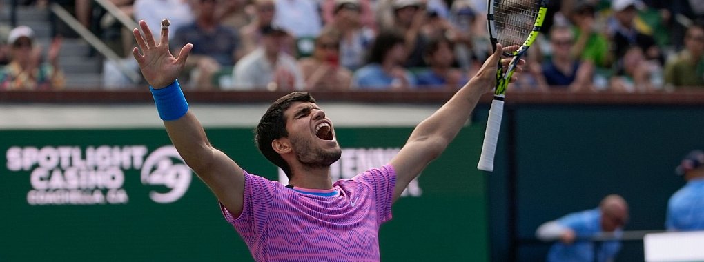 Carlos Alcaraz jubelt nach seinem Sieg. - &copy; Ryan Sun/AP/dpa