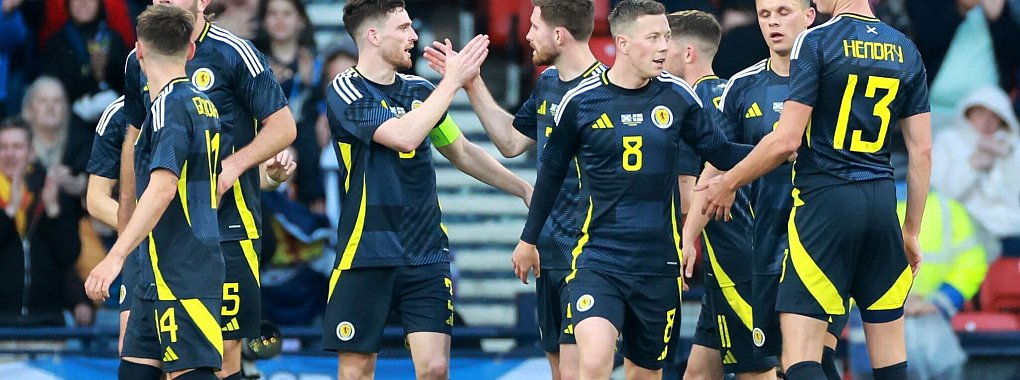 Die schottischen Spieler feiern das erste Tor des Spiels. - &copy; Steve Welsh/PA Wire/dpa