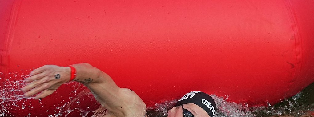 Florian Wellbrock gewinnt den Freiwasser-Weltcup in Saudi-Arabien. - © Michael Kappeler/dpa