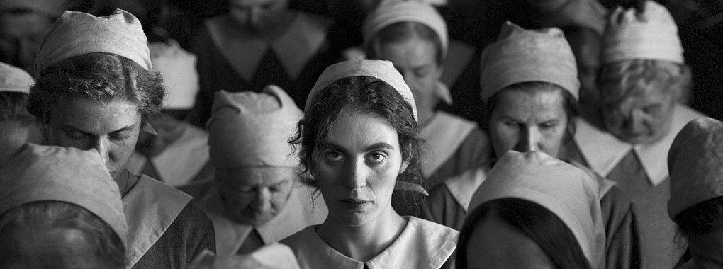 Filmszene mit Vic Carmen Sonne als Karoline (m). - © -/Mubi/dpa