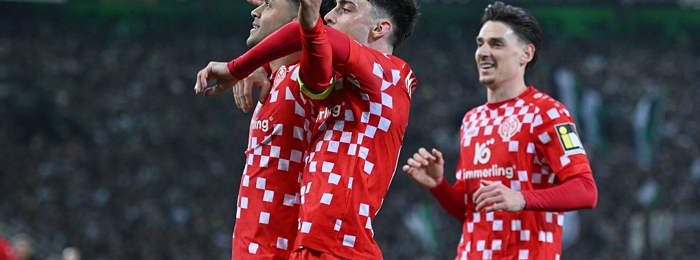 Die Mainzer Profis feiern den 3:1-Sieg in Mönchengladbach. - © Fabian Strauch/dpa