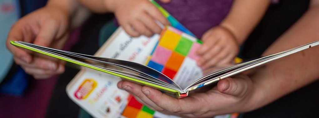 Kleine Kinder verstehen nicht alles, aber manchmal zu viel: Bücher können ihnen daher Tod und Trauer greifbarer machen. (Symbolbild) - © Fernando Gutierrez-Juarez/dpa