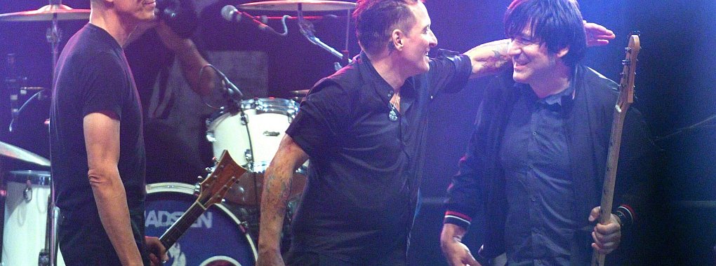 Farin Urlaub (l-r), Bela B. und Rodrigo Gonzalez von der Band Die &Auml;rzte stehen auf der B&uuml;hne. Sie sprechen im Interview mit der dpa &uuml;ber Politik und die Musikbranche. - &copy; Axel Heimken/dpa