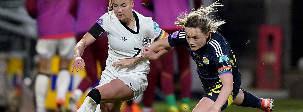 Harte Gegenwehr durch Schottland für DFB-Kapitänin Giulia Gwinn - © Andrew Milligan/PA Wire/dpa
