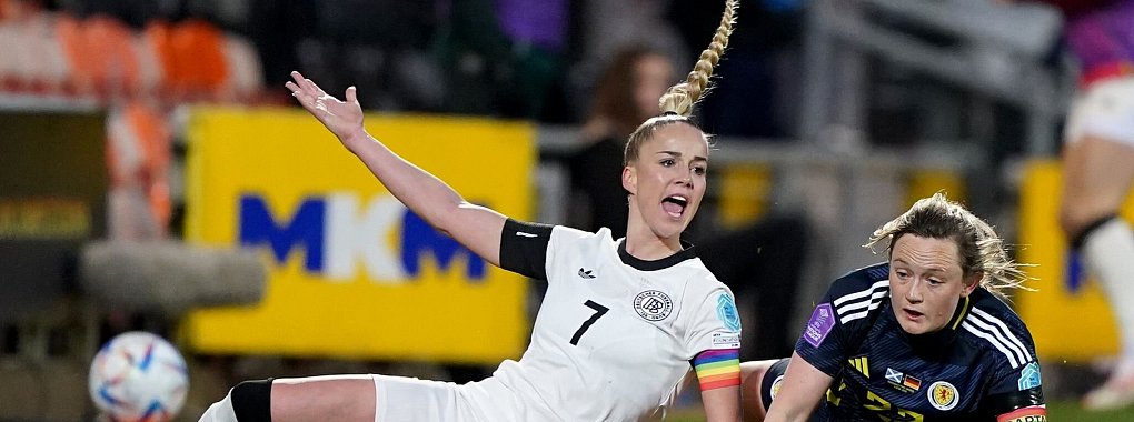 Deutschlands Giulia Gwinn (l) und Schottlands Erin Cuthbert kämpfen um den Ball. - © Andrew Milligan/PA Wire/dpa