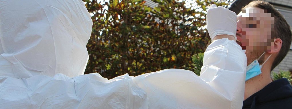 Die Sache selbst ist kein Akt, innerhalb kürzester Zeit ist der Abstrich genommen. Das Testergebnis gibt es in der Regel nach 48 Stunden, wenn viel ausgewertet werden muss, liefert das Labor nach 72 Stunden. - © Astrid Sewing