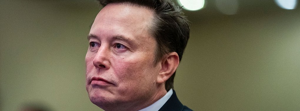 Laut seinem Vater Errol soll Tech-Millardär Elon Musk Interesse am Kauf des FC Liverpool haben. - © Allison Robbert/AFP Pool via AP/dpa