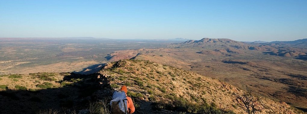 Wie die Savanne Afrikas: Ausblick beim Abstieg vom Mount Sonder. - © Florian Sanktjohanser/dpa-tmn