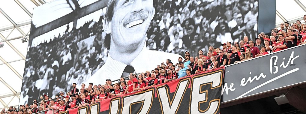 Die Fans in Leverkusen gedenken Christoph Daum. - © Federico Gambarini/dpa