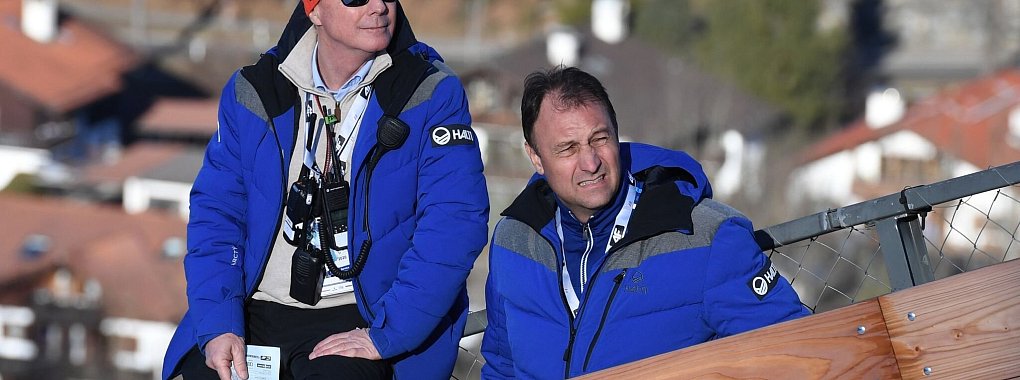 Skisprung-Rennleiter Sandro Pertile (r) hat große Visionen. - © Angelika Warmuth/Deutsche Presse-Agentur GmbH/dpa