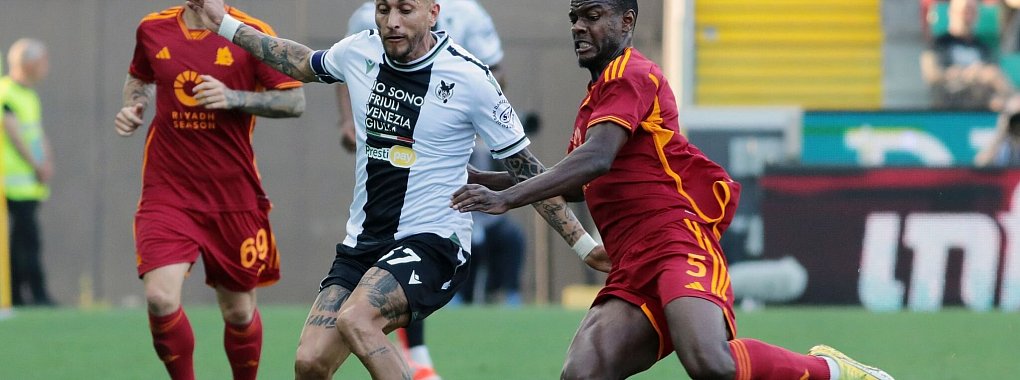 Roma-Verteidiger Evan Ndicka (r) brach im Spiel in Udine auf dem Spielfeld zusammen. Die Partie wurde daraufhin abgebrochen. - © Andrea Bressanutti/LaPresse via ZUMA Press/dpa