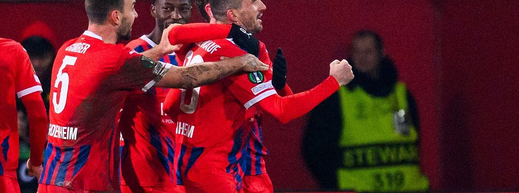 Heidenheim jubelt über die Führung gegen St. Gallen. - © Tom Weller/dpa