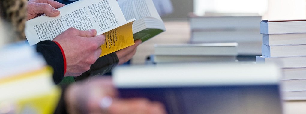 Was ein Bestseller wird, soll bald eine KI vorhersagen. (Archivbild) - © Hendrik Schmidt/dpa
