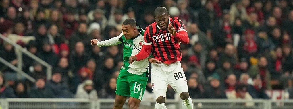 Feyenoord Rotterdam (l) besiegelt das Champions-League-Aus der AC Mailand. - © Luca Bruno/AP/dpa