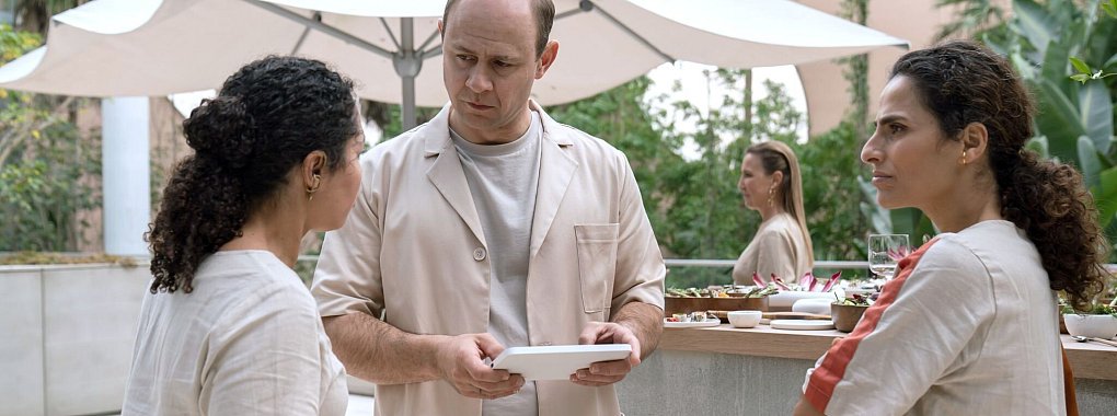 &Auml;rztin Sheila Khan (Carolina Nhacocane, l.) mit Dr. Dylan van Boeken (Moritz F&uuml;hrmann, m.) und Dr. Maral Safadi (Sesede Terziyan). - &copy; Armanda Claro/MDR/ARD/dpa