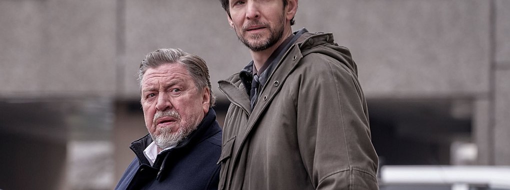 Fredo Schulz (links) und sein Kollege Radu Lupescu ermitteln. - © NIK KONIETZNY/ZDF/dpa