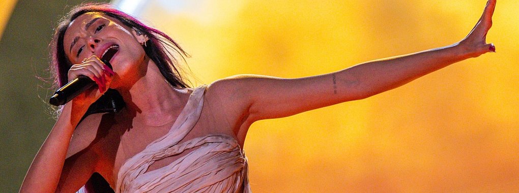 Die israelische ESC-Teilnehmerin Eden Golan muss aus Sicherheitsgr&uuml;nden eng von Personal begleitet werden. - &copy; Jens B&uuml;ttner/dpa