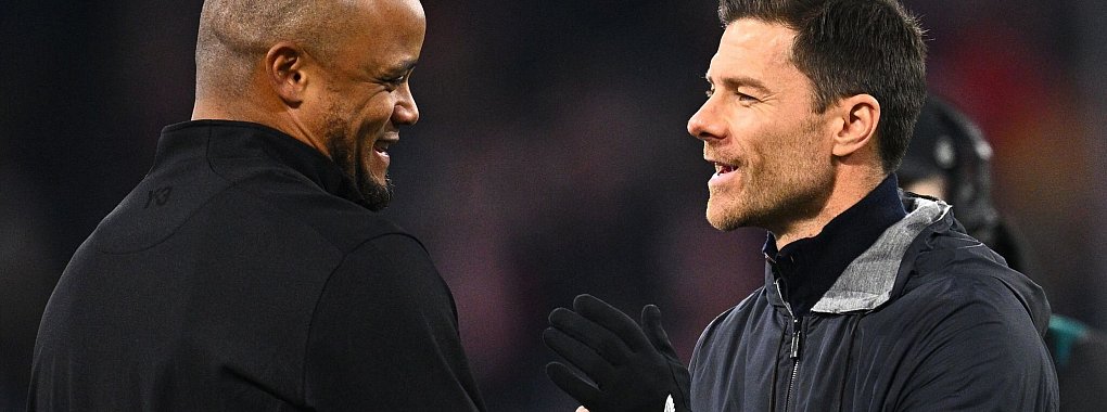 Wer muss wem gratulieren? Bayern-Coach Vincent Kompany (l) und Leverkusens Trainer Xabi Alonso. - © Tom Weller/dpa
