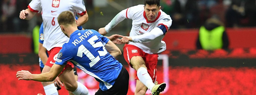 F&uuml;r Robert Lewandowski (r) und die Polen geht es am Dienstag in Wales um die EM-Teilnahme. - &copy; Piotr Nowak/PAP/dpa