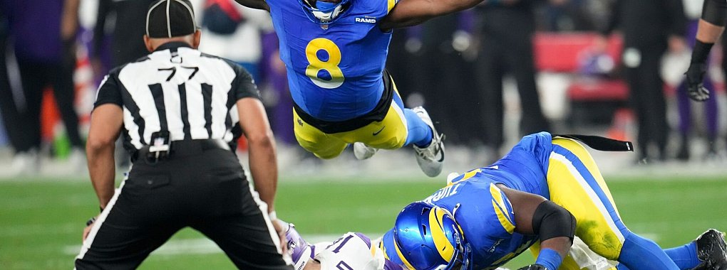 Die Rams machten das Leben für Vikings-Quarterback Sam Darnold sehr unangenehm. - © Ross D. Franklin/AP/dpa
