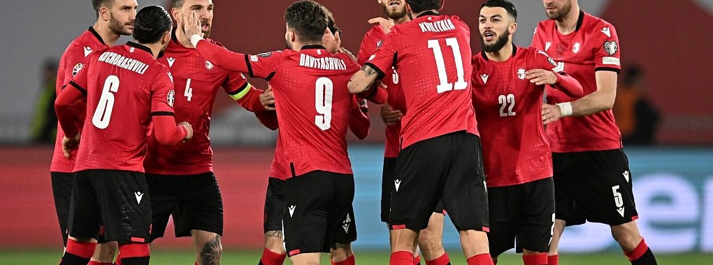 Georgiens Spieler feiern nach dem Sieg im Elfmeterschie&szlig;en die erstmalige EM-Qualifikation. - &copy; Tamuna Kulumbegashvili/AP/dpa