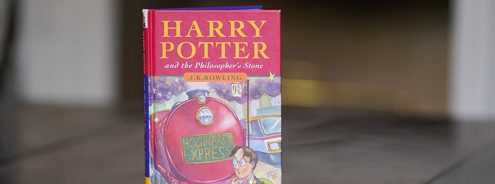 Eine tadellose Erstausgabe von J.K. Rowlings Buch "Harry Potter und der Stein der Weisen", eine von nur 500 Exemplaren der ersten Auflage von 1997. - &copy; Jacob King/Press Association/dpa