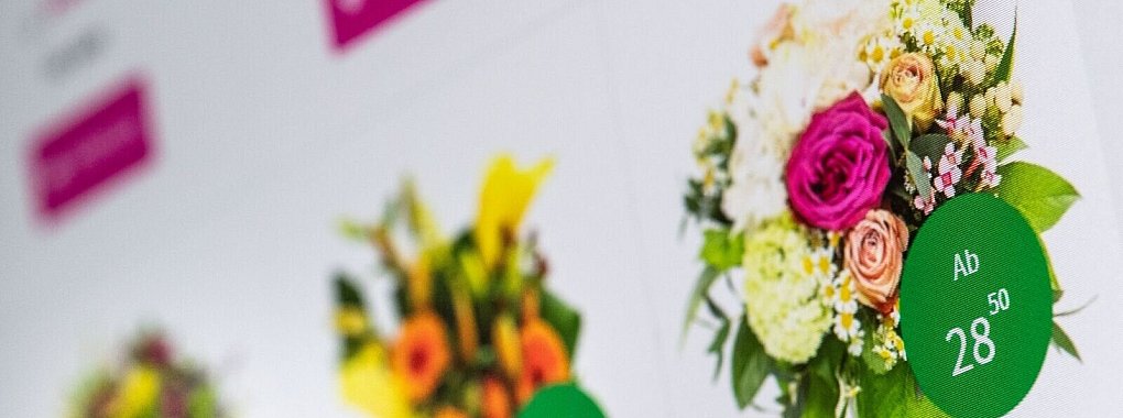 Blumensträuße überreicht man am besten persönlich. Geht das nicht, bieten sich Online-Shops an. - © Franziska Gabbert/dpa-tmn