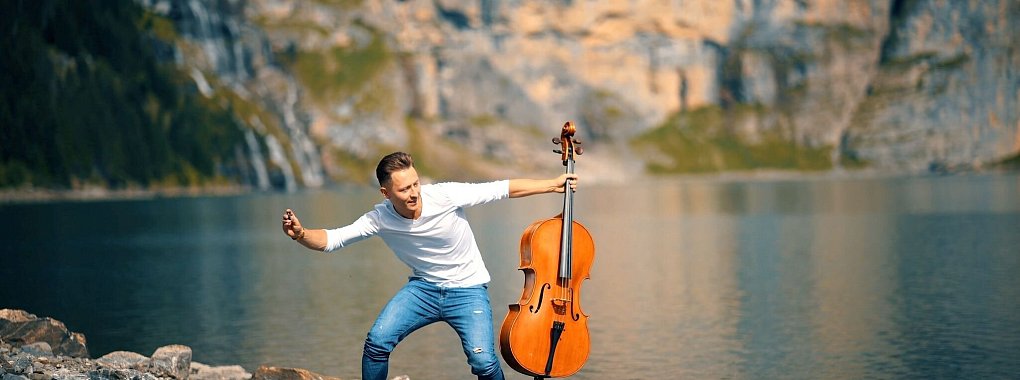 Der Schweizer Jodok Vuille spielt sein Cello an ungewöhnlichen Orten. - © Verschiedene/BRICS Entertainment/dpa