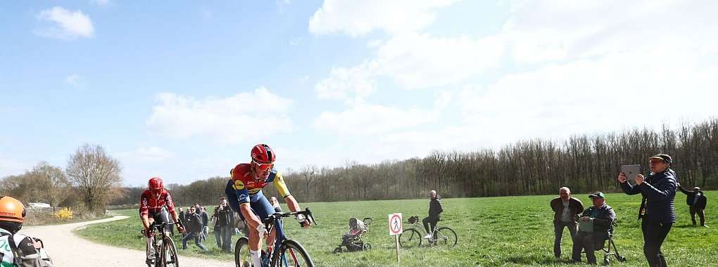 Mads Pedersen holt sich in überlegener Manier den Sieg bei Gent-Wevelgem. - © David Pintens/Belga/dpa
